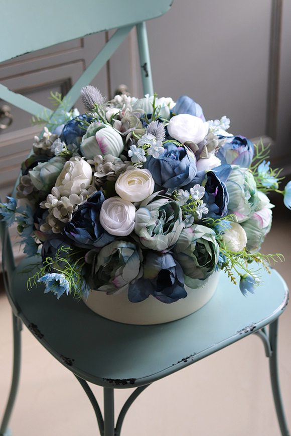 bogata kompozycja kwiatowa, Niebieska Wiosna w Maladze, wys.30cm