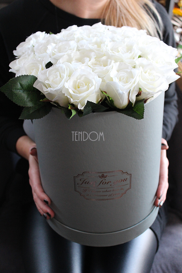kompozycja kwiatowa / bukiet Flowerbox szary + biała róża XL wys.33.5cm