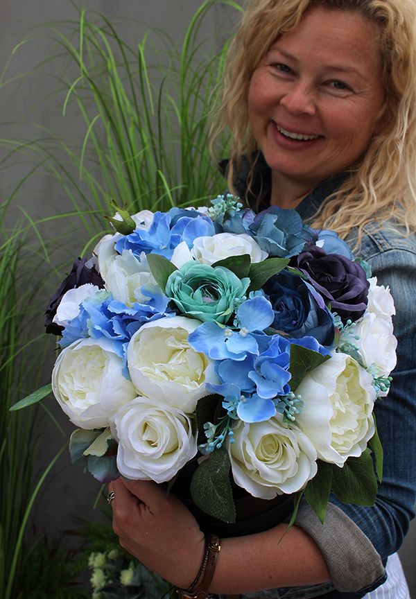 Blue Gerda, flowerbox, kompozycja kwiatowa / bukiet, wys.28cm