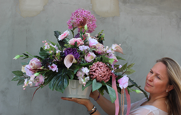 Ilena kompozycja nagrobna w ceramicznym naczyniu, wys.64cm 