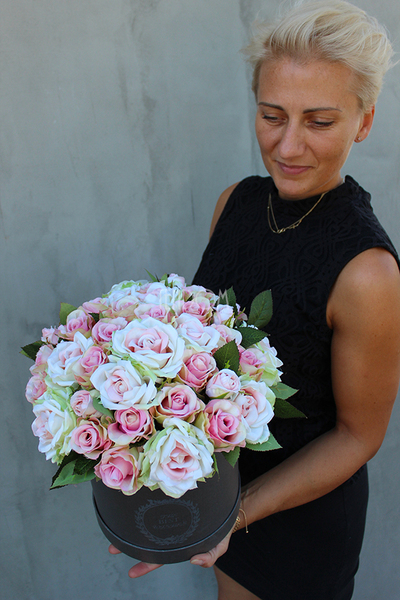 Angielska Róża, kompozycja kwiatowa / bukiet Flowerbox wys.32cm