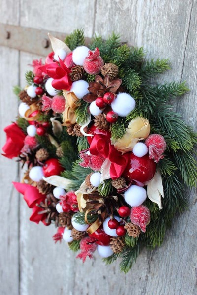 Prezent, bożonarodzeniowy wianek na drzwi, śr.27cm