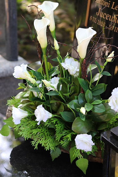 Kallito, bukiet nagrobny z kallą i różami w naczyniu, wys.60cm