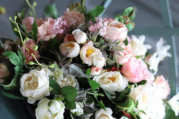 kompozycja kwiatowa w czarnej misie, Renessa, wys.28cm