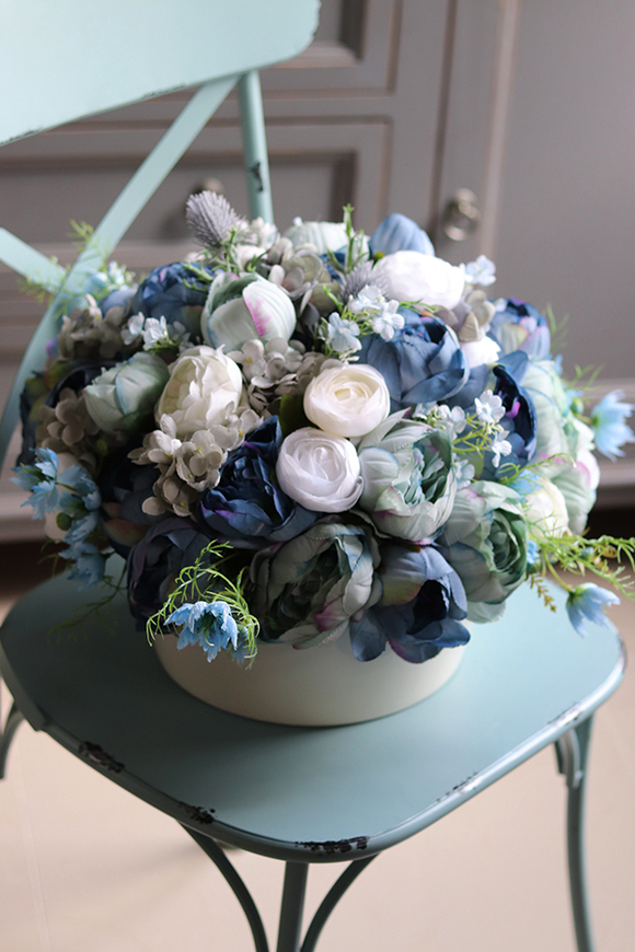 bogata kompozycja kwiatowa, Niebieska Wiosna w Maladze, wys.30cm