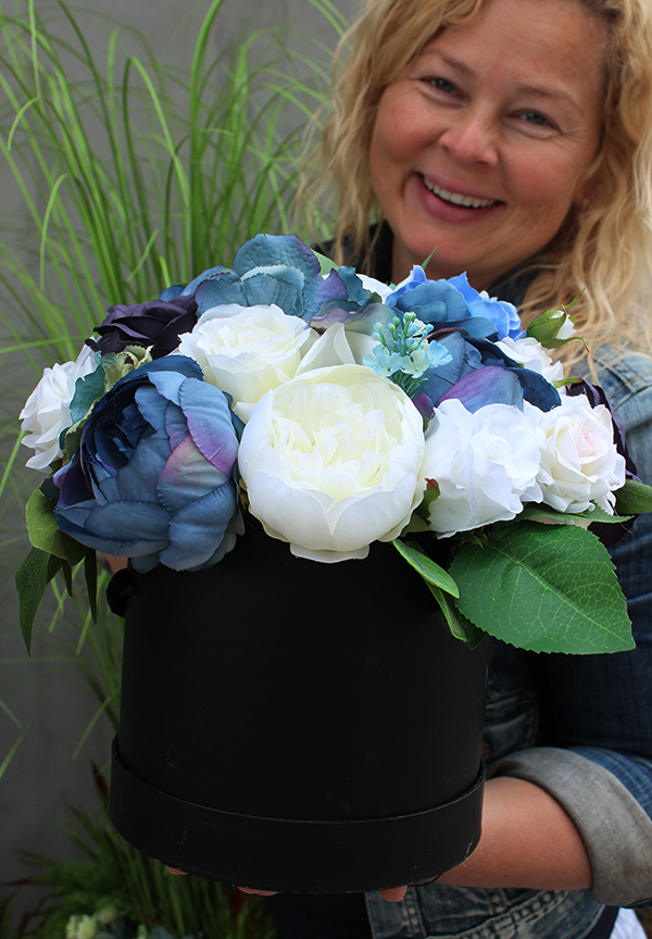 Blue Gerda, flowerbox, kompozycja kwiatowa / bukiet, wys.28cm