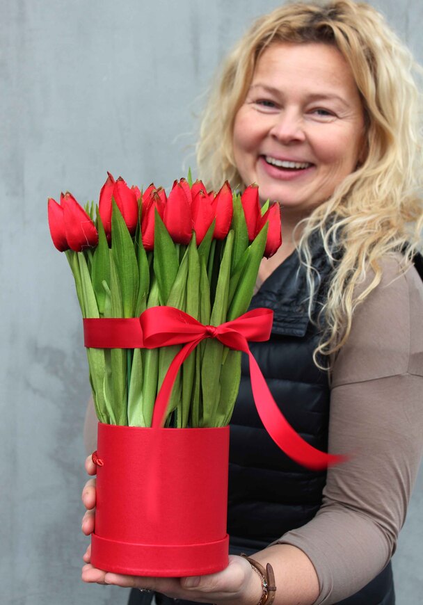 walentynkowy flowerbox wiosenny Czerwone Tulipany z kokardą, wys.33cm
