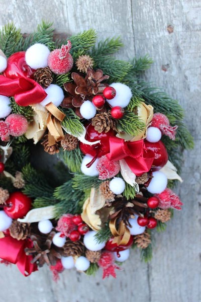 Prezent, bożonarodzeniowy wianek na drzwi, śr.27cm