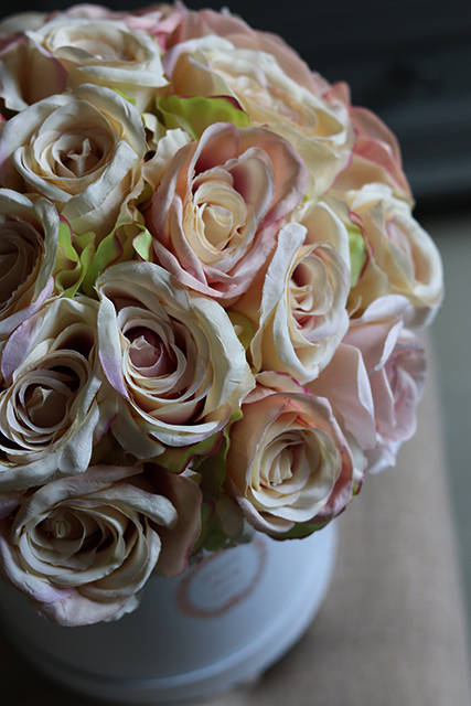 Terraneta, elagancki flowerbox wypełniony różami, wys.38cm