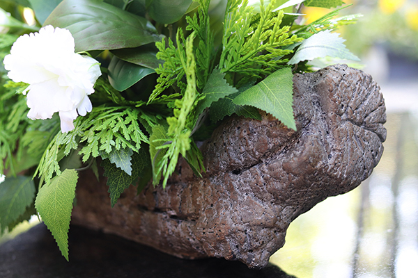 Kallito, bukiet nagrobny z kallą i różami w naczyniu, wys.60cm