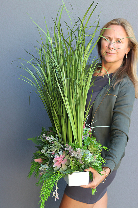 Delicato, trawa sztuczna & sukulenty w podłużnej donicy, wys.115cm