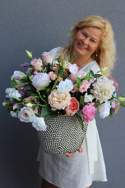 Lilianna Silver, efektowna kompozycja kwiatowa w wąskim wazonie, wys.50cm