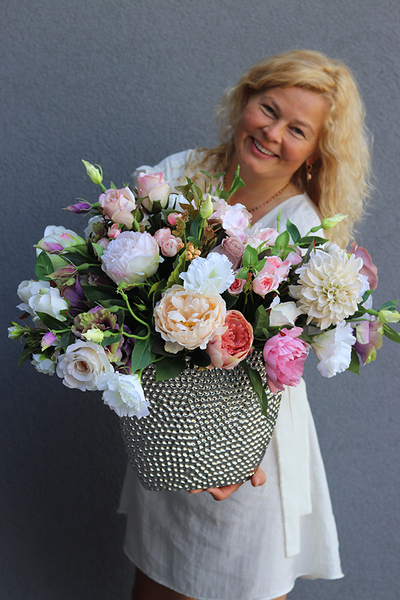 Lilianna Silver, efektowna kompozycja kwiatowa w wąskim wazonie, wys.50cm