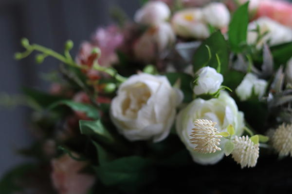 kompozycja kwiatowa w czarnej misie, Renessa, wys.28cm