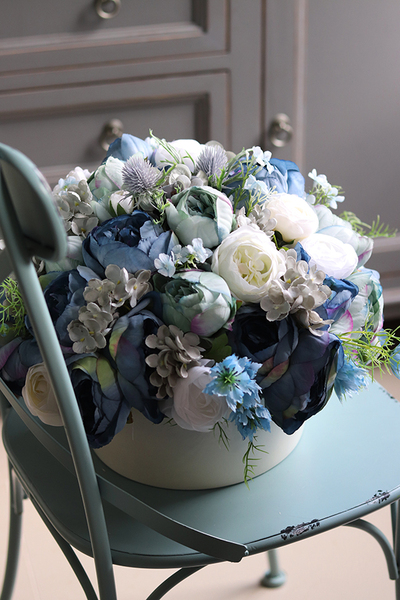 bogata kompozycja kwiatowa, Niebieska Wiosna w Maladze, wys.30cm