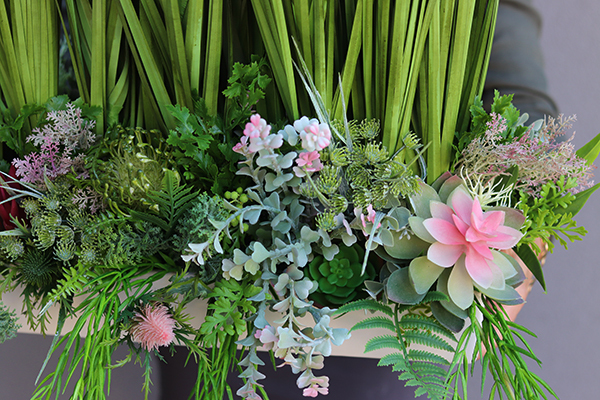 Delicato, trawa sztuczna & sukulenty w podłużnej donicy, wys.115cm