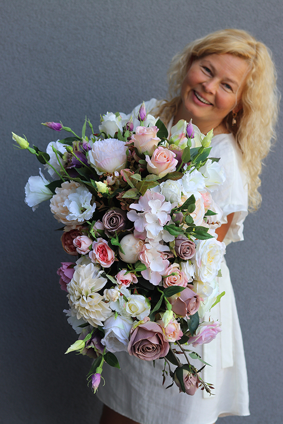 Lilianna Silver, efektowna kompozycja kwiatowa w wąskim wazonie, wys.50cm