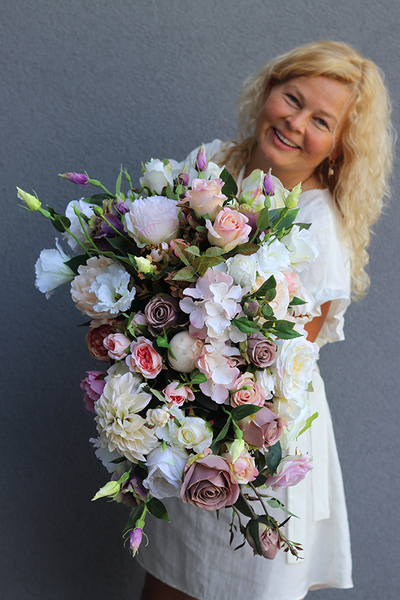 Lilianna Silver, efektowna kompozycja kwiatowa w wąskim wazonie, wys.50cm