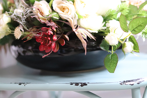 kompozycja kwiatowa w czarnej misie, Renessa, wys.28cm