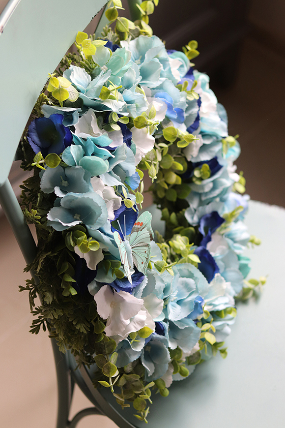 dekoracyjny niebieski wianek kwiatowy, Belata, śr.42cm