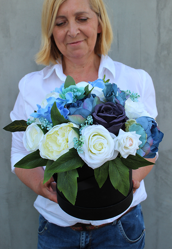 Blue Gerda, flowerbox, kompozycja kwiatowa / bukiet, wys.28cm