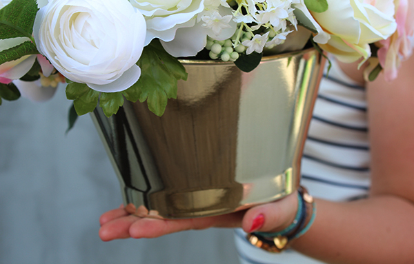 Leonida kompozycja kwiatowa w złotym naczyniu, wys.30cm