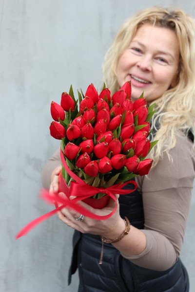 walentynkowy flowerbox wiosenny Czerwone Tulipany z kokardą, wys.33cm