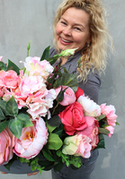 Naomi kompozycja kwiatowa w popielatym naczyniu, dł.60cm