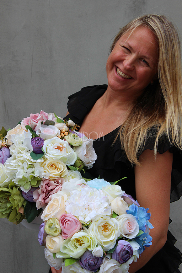 The Best Wishes kompozycja kwiatowa / bukiet Flowerbox wys.29cm, szer.27cm