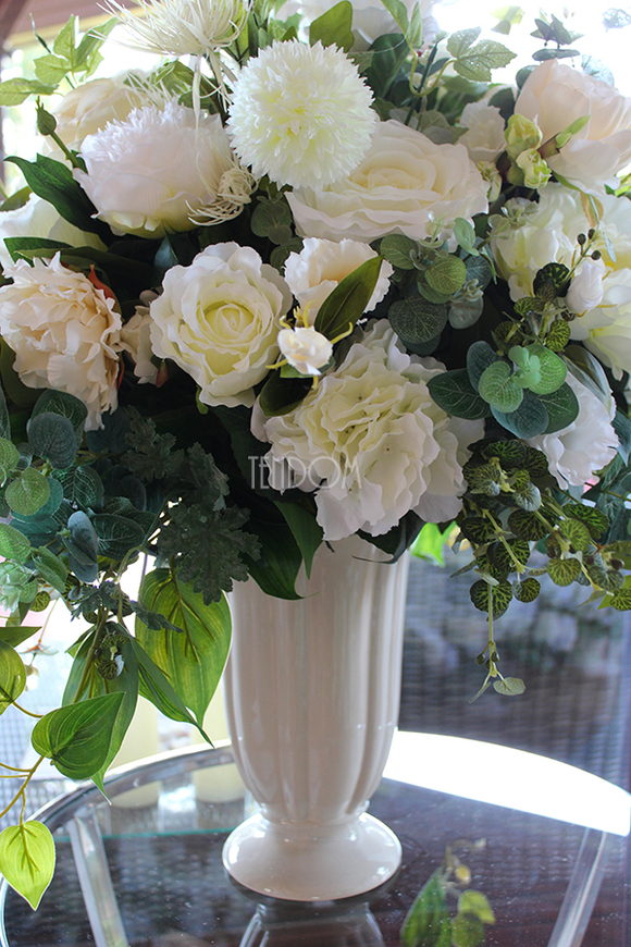 kompozycja kwiatowa / bukiet Creamosa na komodę wys.80cm