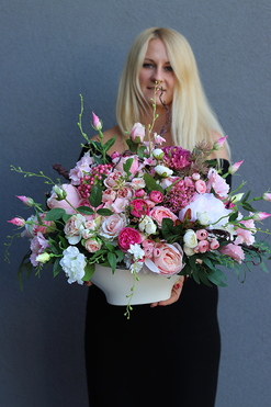 Abella Grande, kompozycja kwiatowa w biało-srebrnej misie, wym.50x60cm 