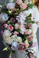 Lilianna Silver, efektowna kompozycja kwiatowa w wąskim wazonie, wys.50cm