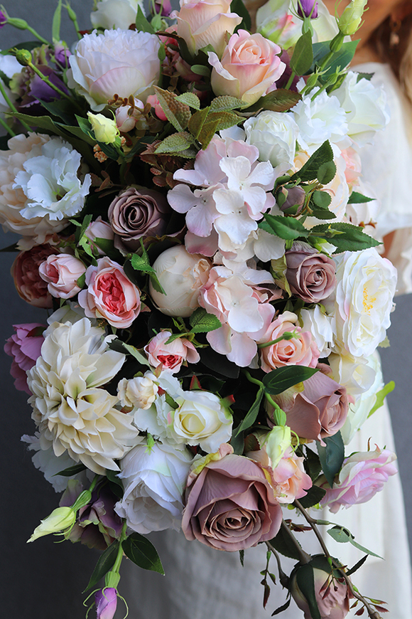 Lilianna Silver, efektowna kompozycja kwiatowa w wąskim wazonie, wys.50cm