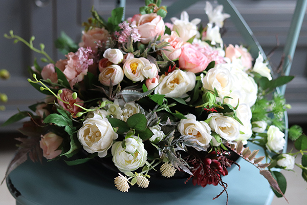 kompozycja kwiatowa w czarnej misie, Renessa, wys.28cm