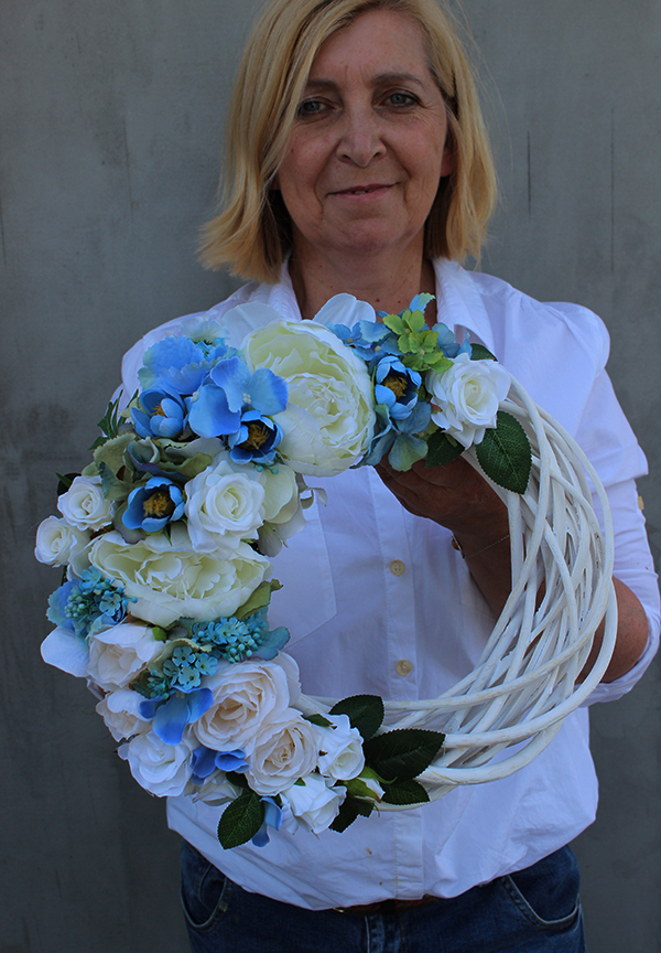 Blue Gerda, dekoracyjny wianek z kwiatów sztucznych, śr.34cm