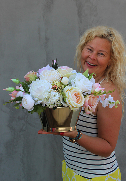 Leonida kompozycja kwiatowa w złotym naczyniu, wys.30cm