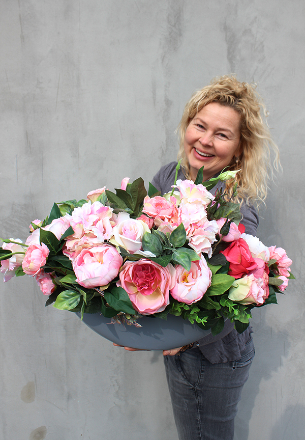 Naomi kompozycja kwiatowa w popielatym naczyniu, dł.60cm