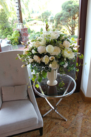 kompozycja kwiatowa / bukiet Creamosa na komodę wys.80cm