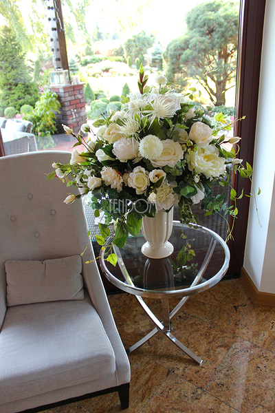 kompozycja kwiatowa / bukiet Creamosa na komodę wys.80cm