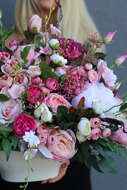 Abella Grande, kompozycja kwiatowa w biało-srebrnej misie, wym.50x60cm 