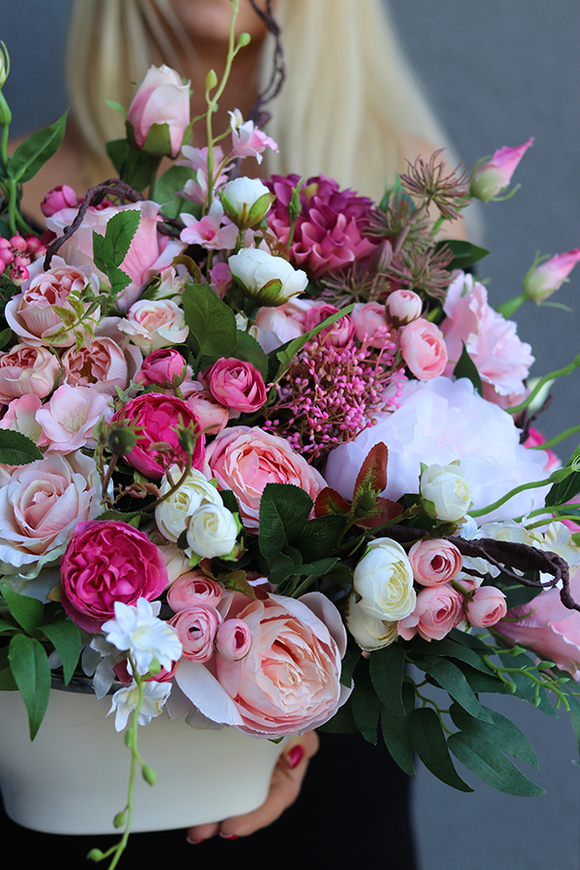 Abella Grande, kompozycja kwiatowa w biało-srebrnej misie, wym.50x60cm 