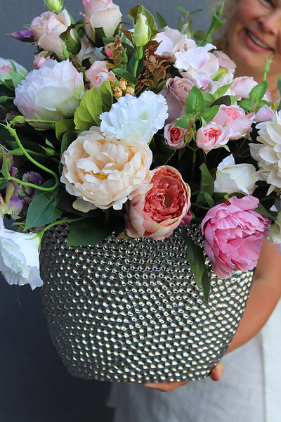 Lilianna Silver, efektowna kompozycja kwiatowa w wąskim wazonie, wys.50cm