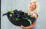 kompozycja kwiatowa Czarna Dekoria w podłużnym naczyniu - łódce dł.70cm