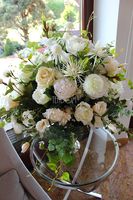 kompozycja kwiatowa / bukiet Creamosa na komodę wys.80cm