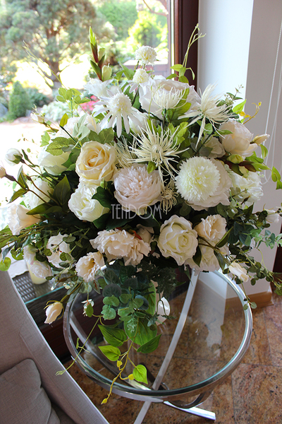 kompozycja kwiatowa / bukiet Creamosa na komodę wys.80cm