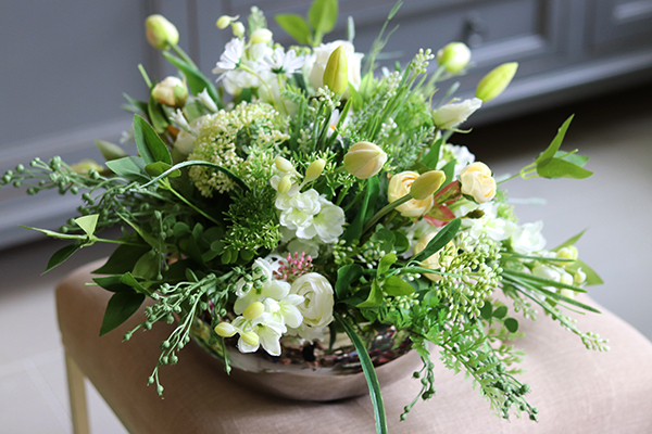 Milenda, kompozycja z gumowymi tulipanami w srebrnym naczyniu, wym.32x48cm