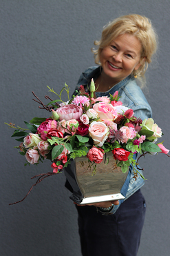 Geruta, kompozycja kwiatowa w srebrnej donicy, wym.42x50cm 