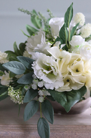 bogata kompozycja kwiatowa w srebrnym naczyniu, Symena Infinity, wym.18x27cm 