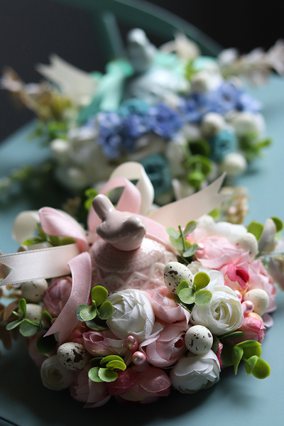 Pastel Birds, wielkanocny mini-stroik z porcelanowym ptaszkiem, różowy, wym. 12x16cm