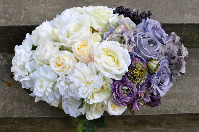 kompozycja Violet w kremowej donicy łódce 50x34, wys.32cm